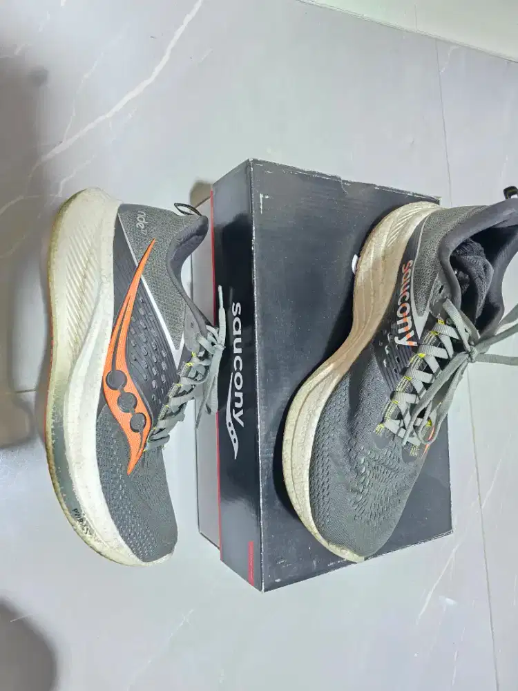 Sepatu lari Saucony Ride 17 ukuran 44.