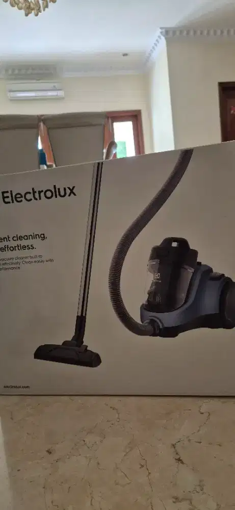 Vacuum Cleaner BARU ELECTROLUX  tpi box sdh dibuka. Smua msh segel