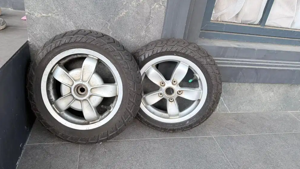 Ban motor vespa baru + velg bekas