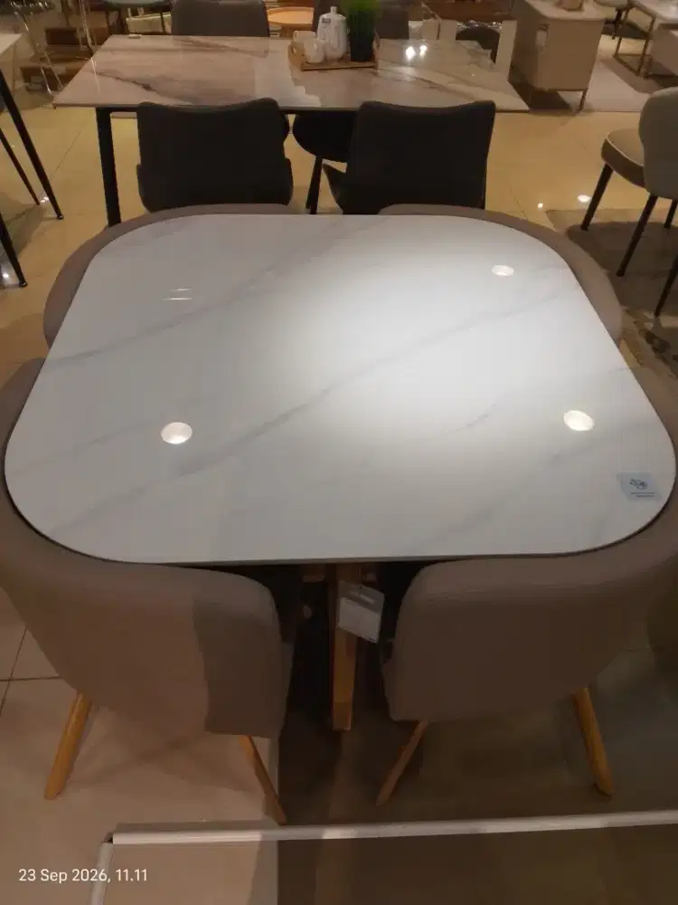 Informa dinning table set