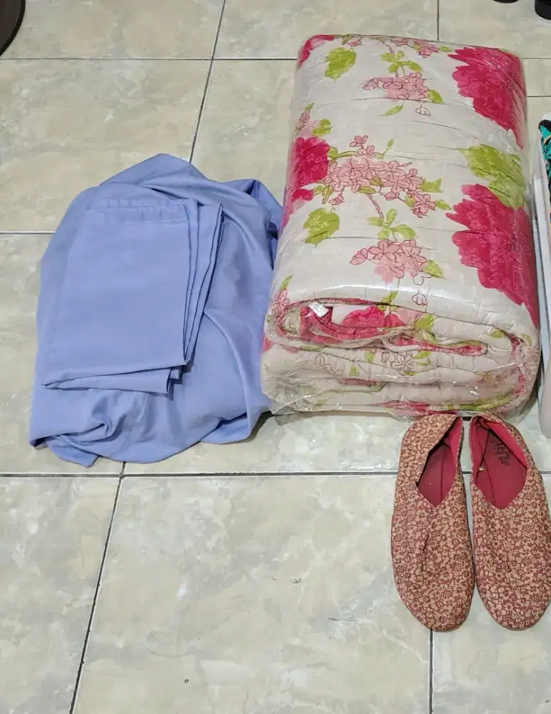 Bed Cover, Sprei & Flatshoes