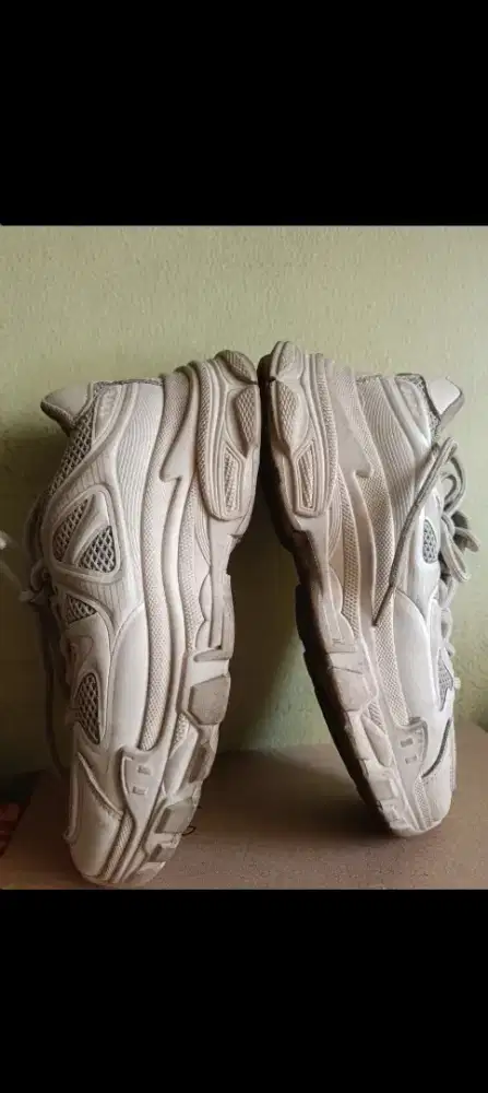 Dijual Borongan 2 pasang sepatu ukuran 37 siap pakai.