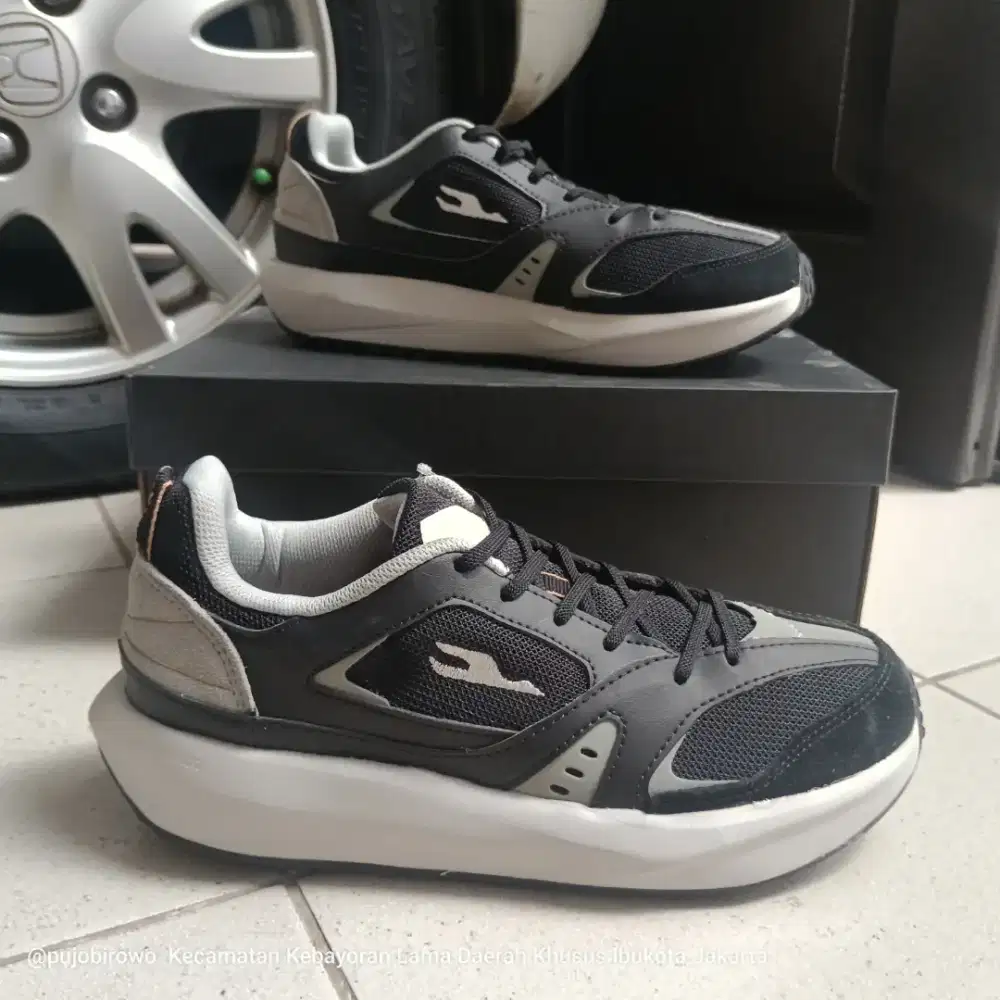 Sepatu casual specs 204 district 42 43