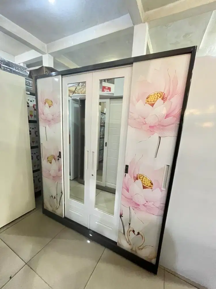 Lemari plat besi 4 pintu