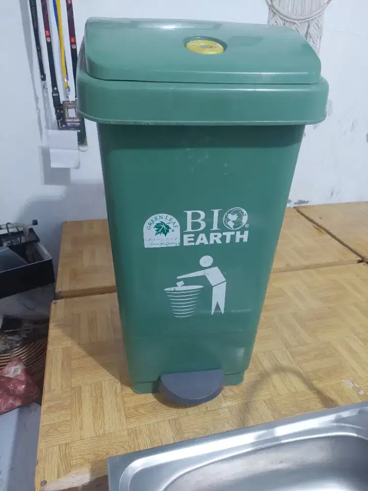 Tong Sampah Green Leaf Tinggi 68 Cm.
