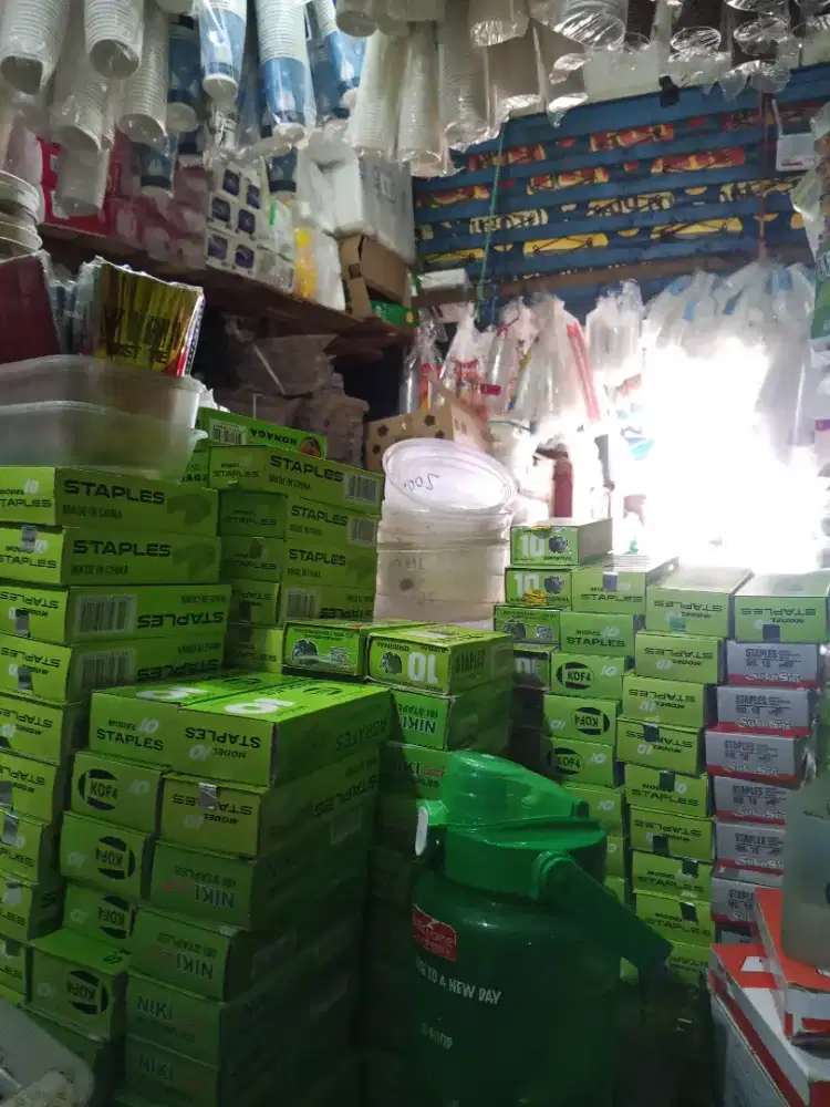 Di cari karyawan pria untuk toko plastik