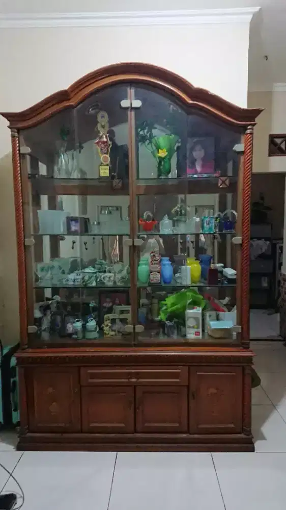 Lemari Pajangan