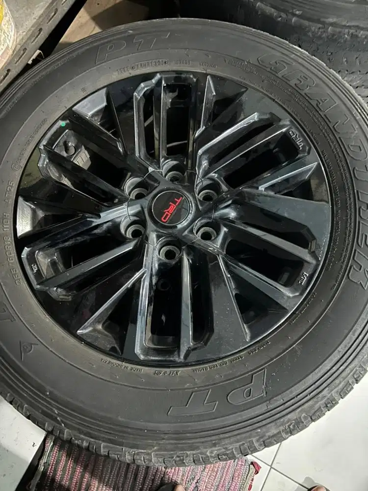 Velg Fortuner TRD R18 set ban