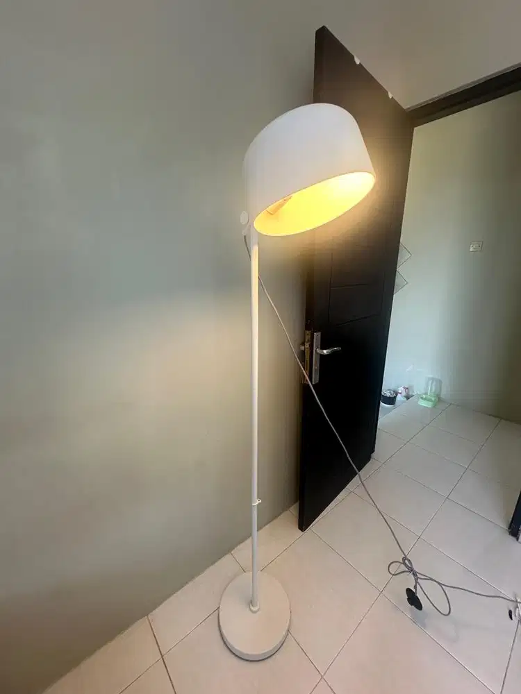 Lampu lantai Informa Givon