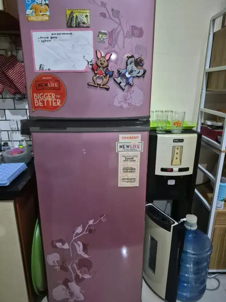 Dijual kulkas bekas 2 pintu merk sharp warna pink