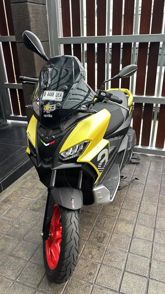 Aprilia SRGT200 yellow black