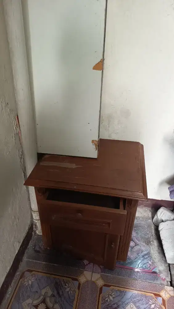 Meja nakas kayu