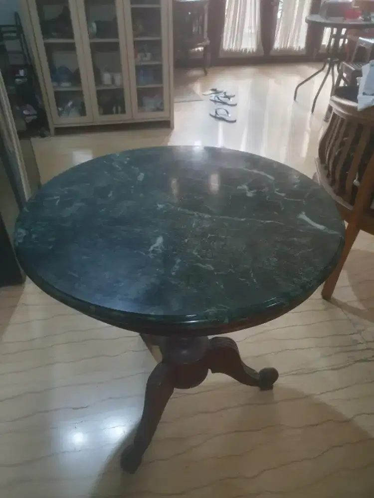 Meja Antik klasik