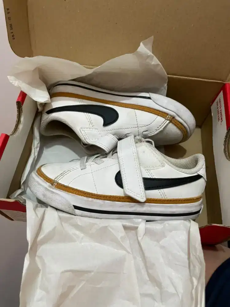 Sepatu anak bermerk