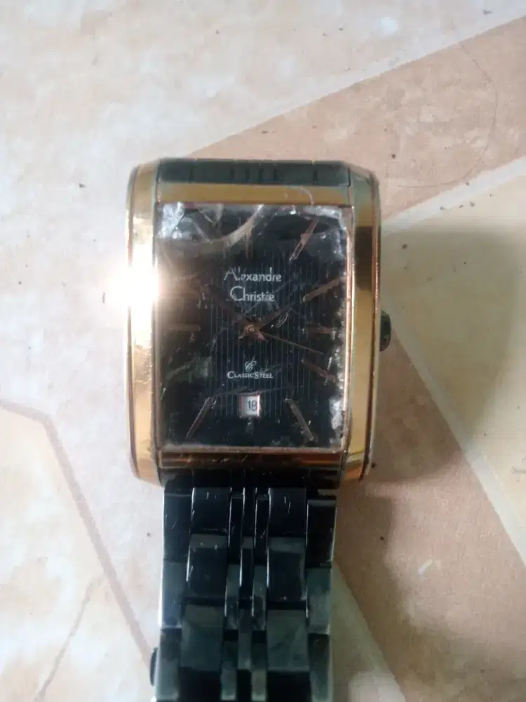 Jam tangan second.