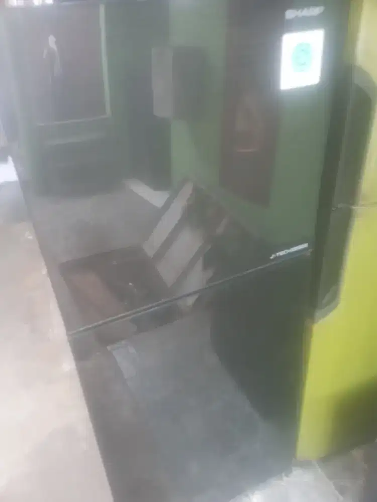 Di jual kulkas 2 ointu merk sharp normal