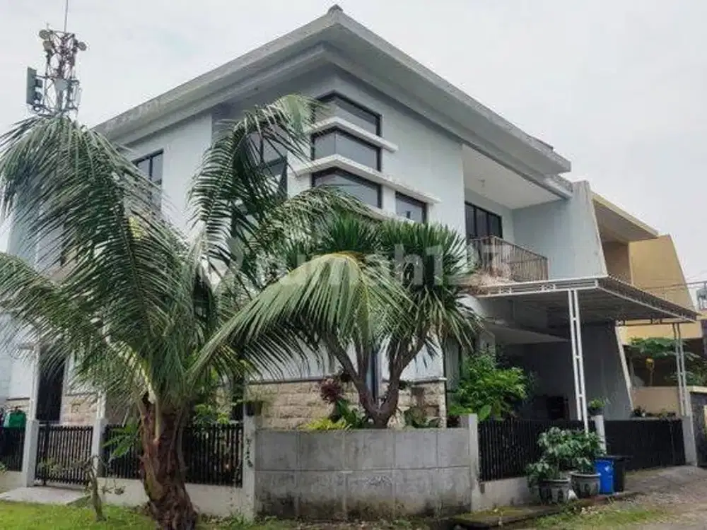 2 menit dr masjid agung Al-Akbar. Cocok usaha/kantor @gayungsari