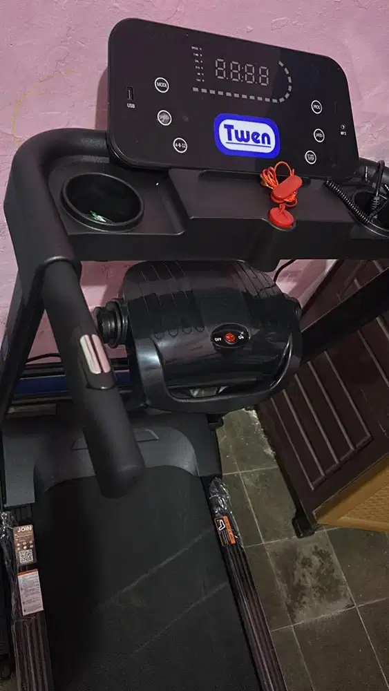 D jual treadmill type T555 Like new