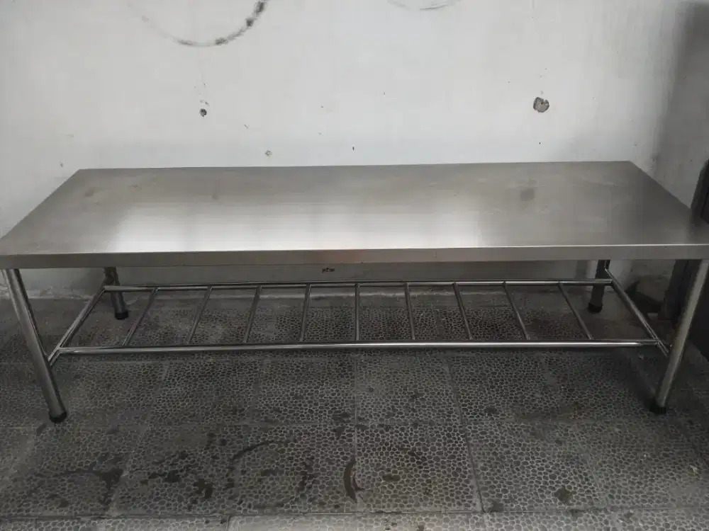 Meja besi bahan kuat dan tebal