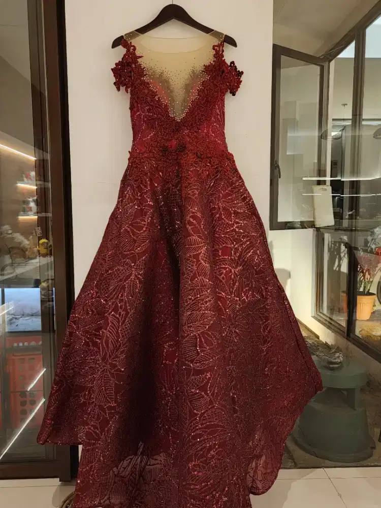 Gaun pesta maroon