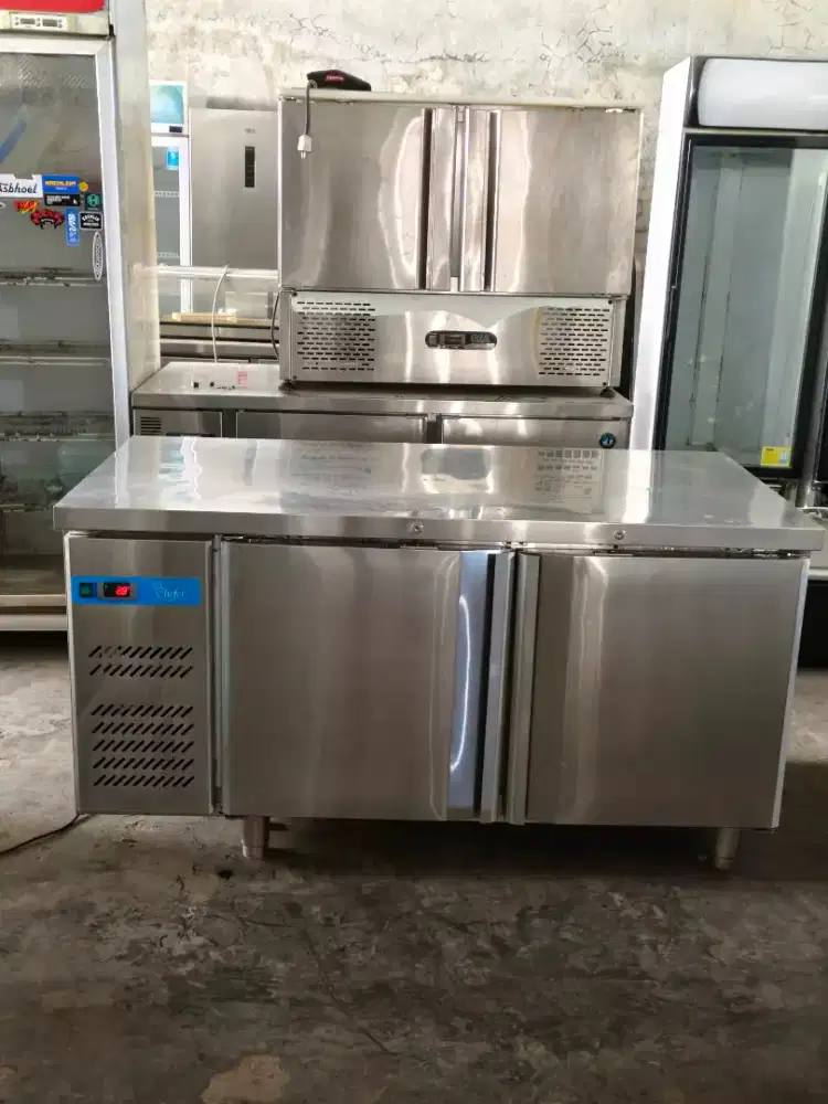Undercounter chiller 

Merk CHEFER 
Uk 150×75×73    2 pintu