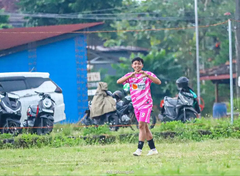 Playing football dan futsal