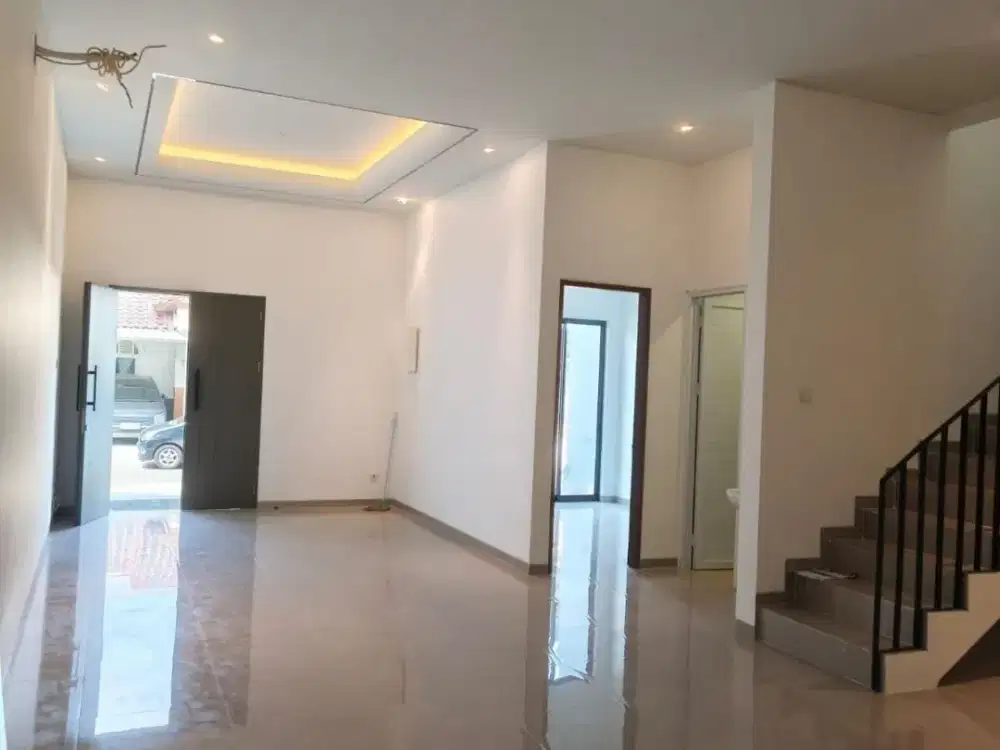 Dijual Rumah Alam Sutera Tangerang, 3 Lantai, LT 112 m², LB 242 m², 4+1 KT, SHM, Rp 3.6 M
