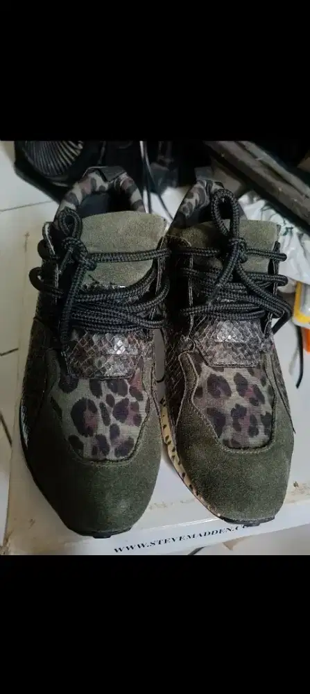 Dijual sepatu Steve Madden kasual dan sporty size 41
