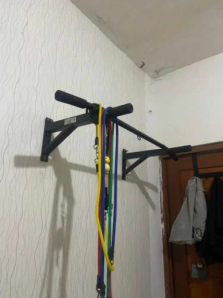 Wall Mounted Pull-Up Bar + Resistance Bands