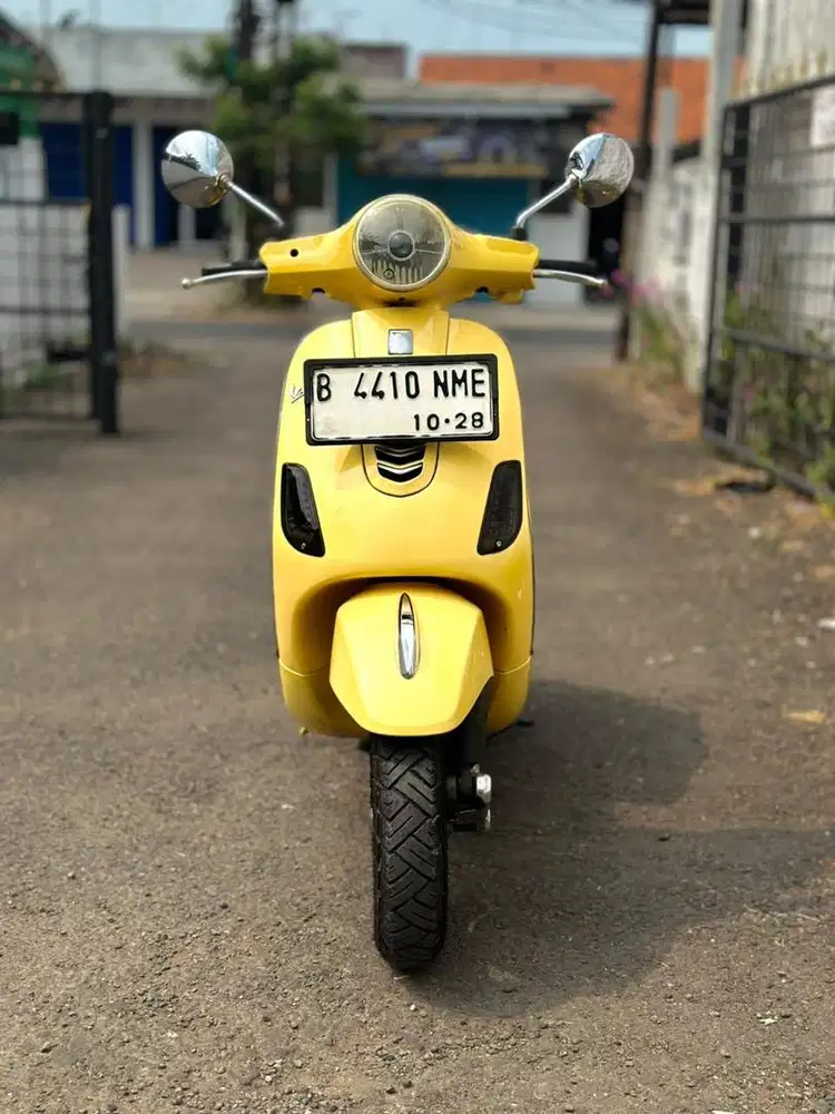VESPA LX 125 IGET 2018 KUNING - TERMURAH
