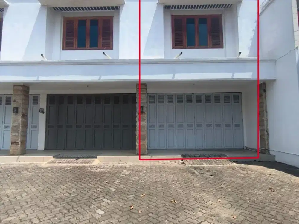 Ruko 2 Lantai Parkir Luas Dekat dengan Sekolah Pius