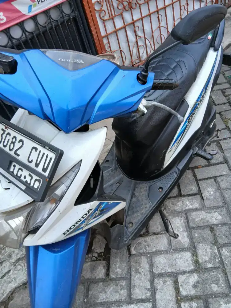 Motor beat wrn biru putih.