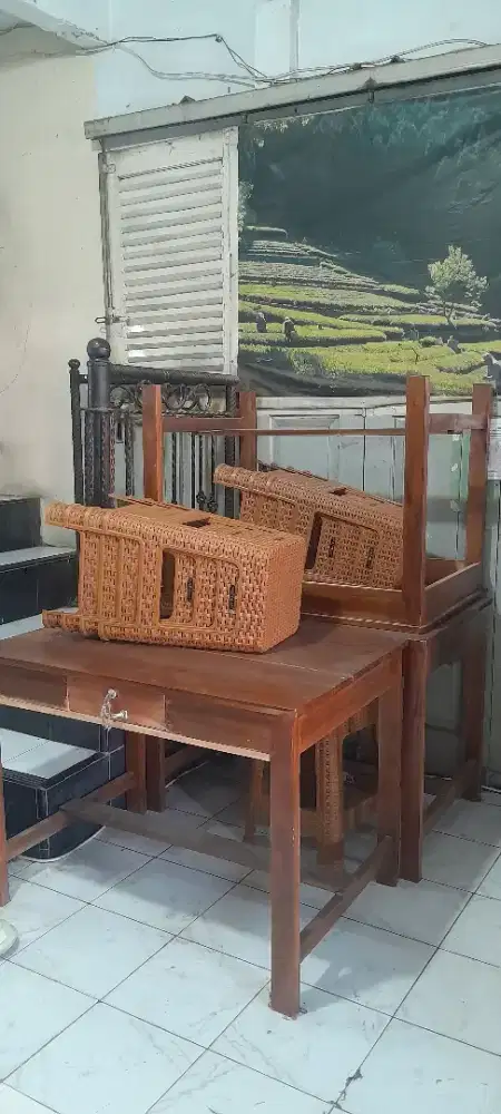 Meja dan kursi bekas usaha