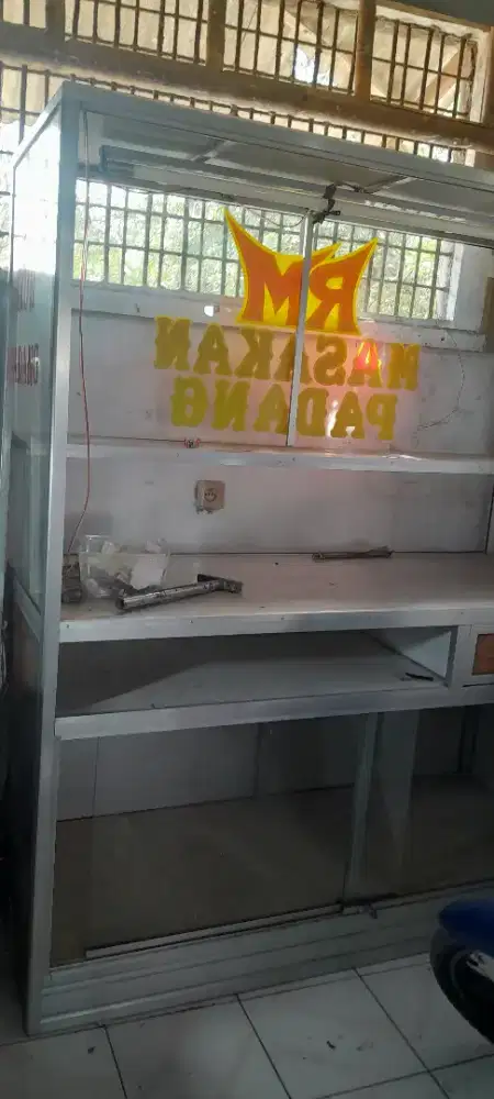 Etalase jualan bekas warung nasi umkm