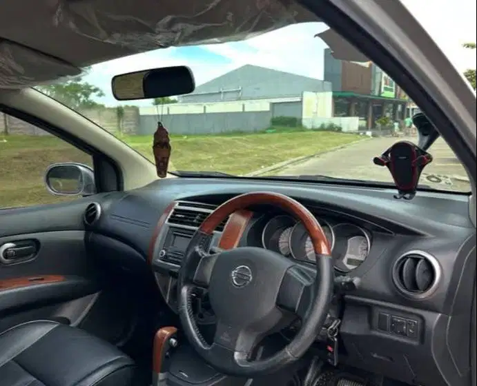 Nissan Grand Livina Ultimate Tahun 2012 Automatic