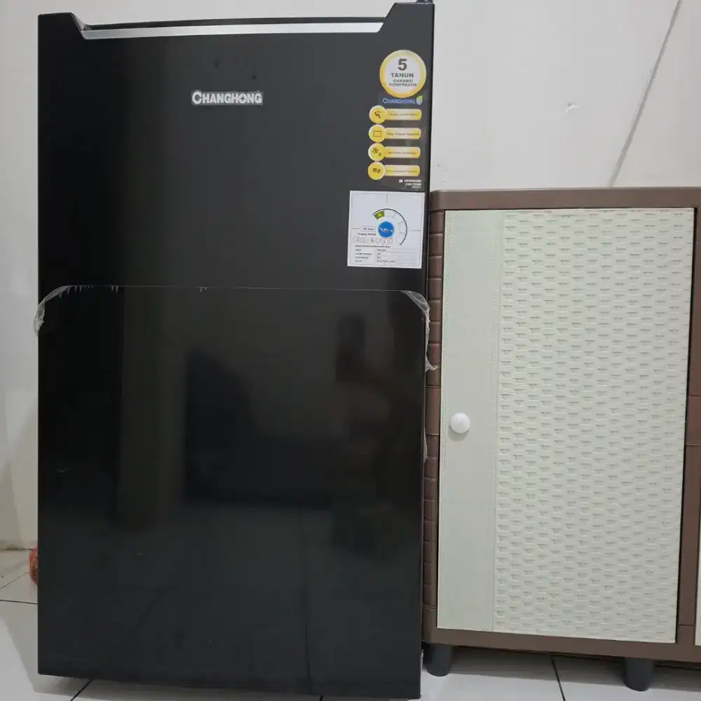 Jual 4 barang sepaket isian kosan kulkas, lemari baju, rak tv