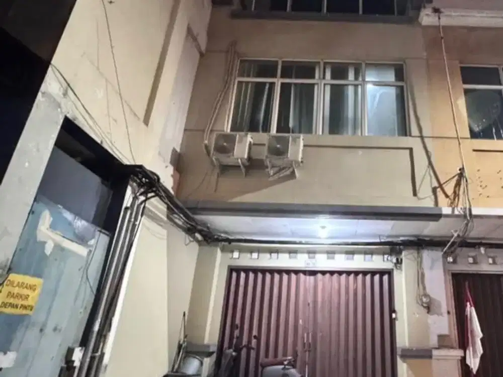 Di Jual / Di Sewakan Ruko 4 Lantai  Strategis di   Mutiara Taman Palem, Jakarta Barat