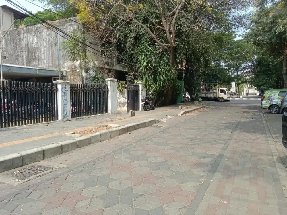 Dijual : Rumah Hitung Tanah di Taman AIS Nasution, Surabaya Depan Tugu Bambu Runcing di Jl. Panglima Sudirman (Pangsud)
