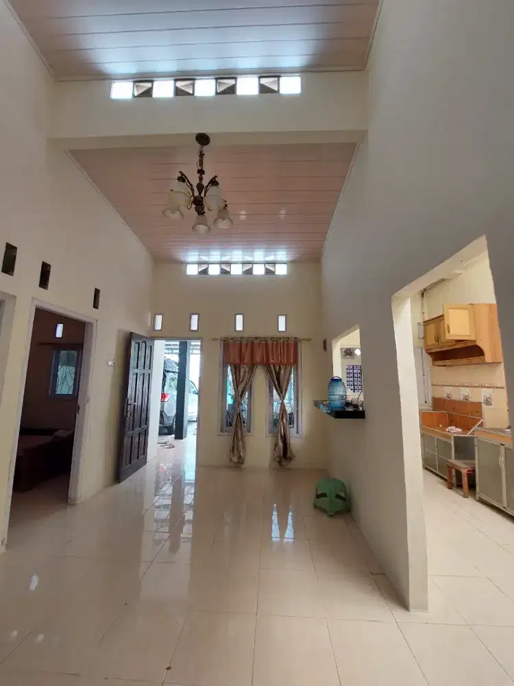 Disewa rumah atap tinggi dekat gerbang tol
