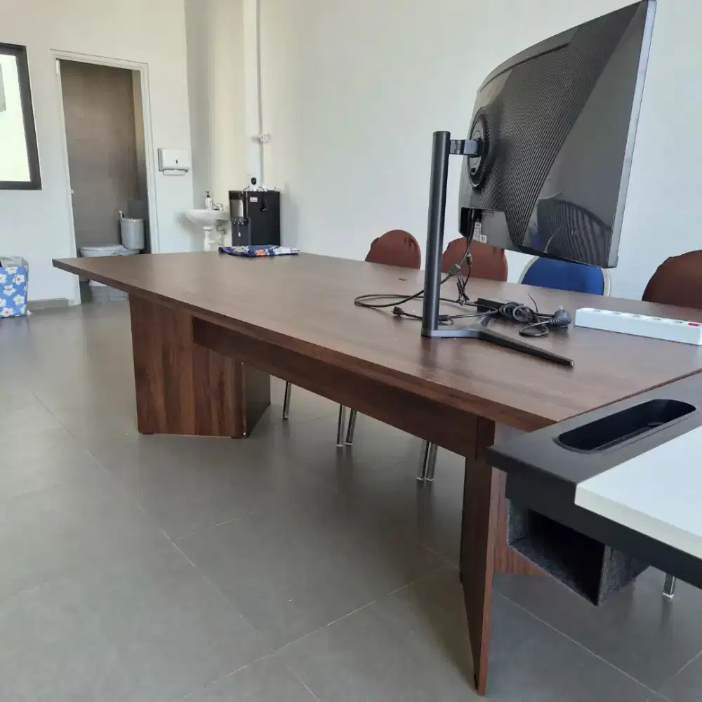 Meja panjang untuk kantor