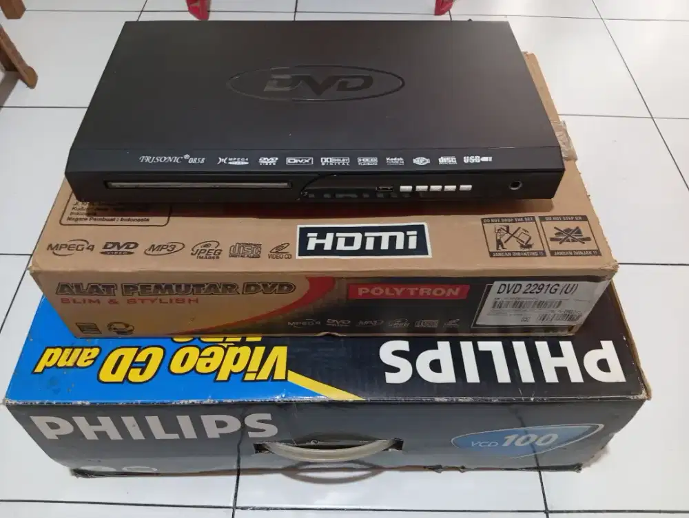 3 unit DVD . Dan kasetnya.