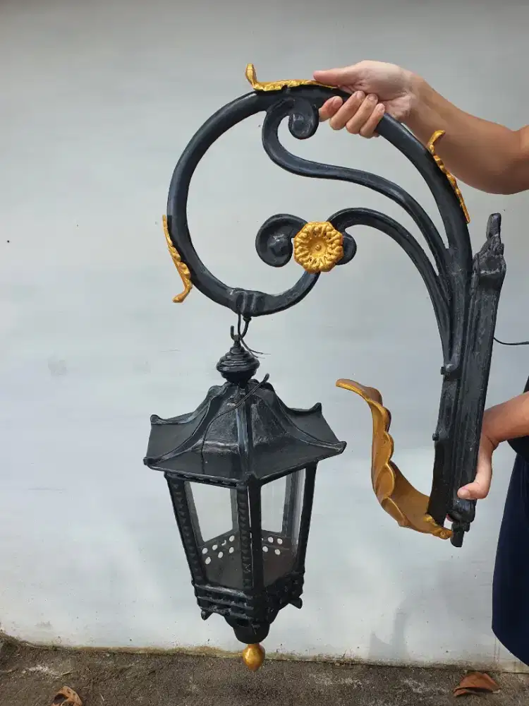 Lampu tempel antik