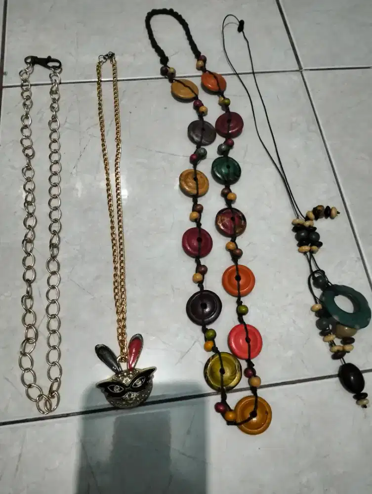 Kalung perempuan
