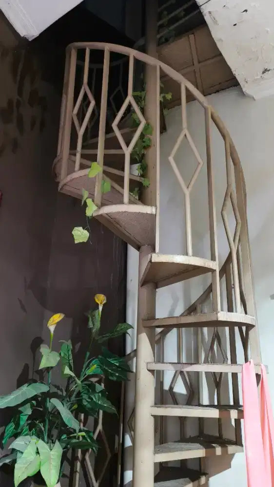 Tangga putar bekas