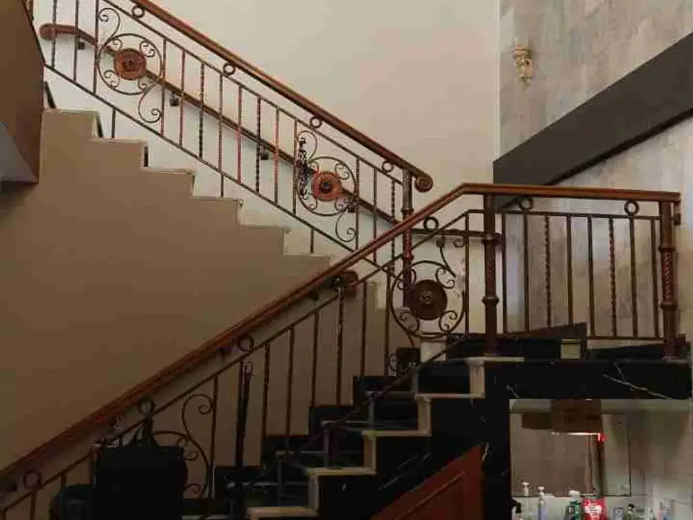 DIJUAL RUMAH HOOK DI PERUMAHAN MITRA GADING VILLA.
Bangunan Luas dan Terawat, SHM, Lokasi Strategis di Kelapa Gading, Jakarta Utara.