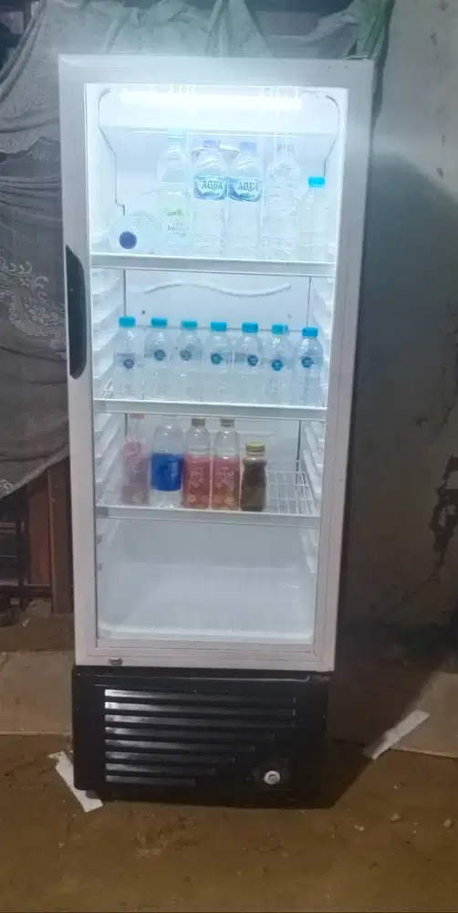 SHOWCASE  SHARP 3 Rak Ukuran Tinggi 140cm.Lebar 50cm ( Diantar Free Da