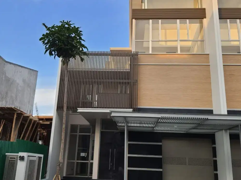 Dijual rumah PIK Golf ISLand 10X 30 TIGA lantai view golf