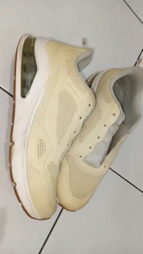 Sepatu Skechers second
