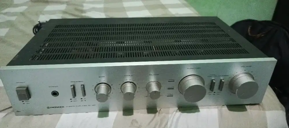 Streo Amplifier PIONEER . SA 420 .