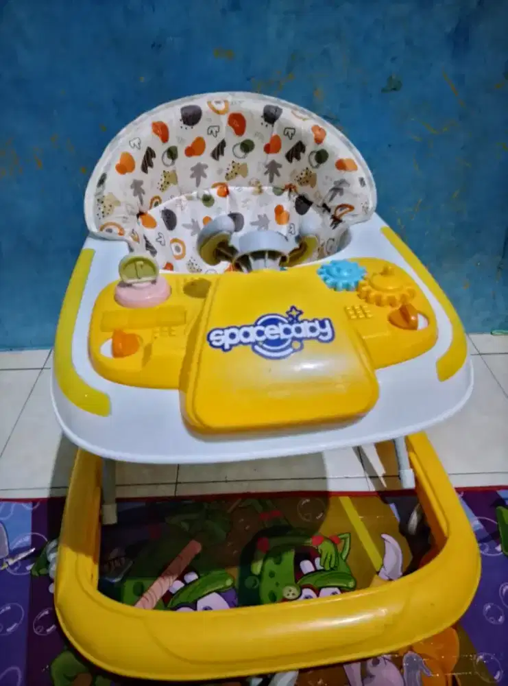 Baby walker ada musiknya normal